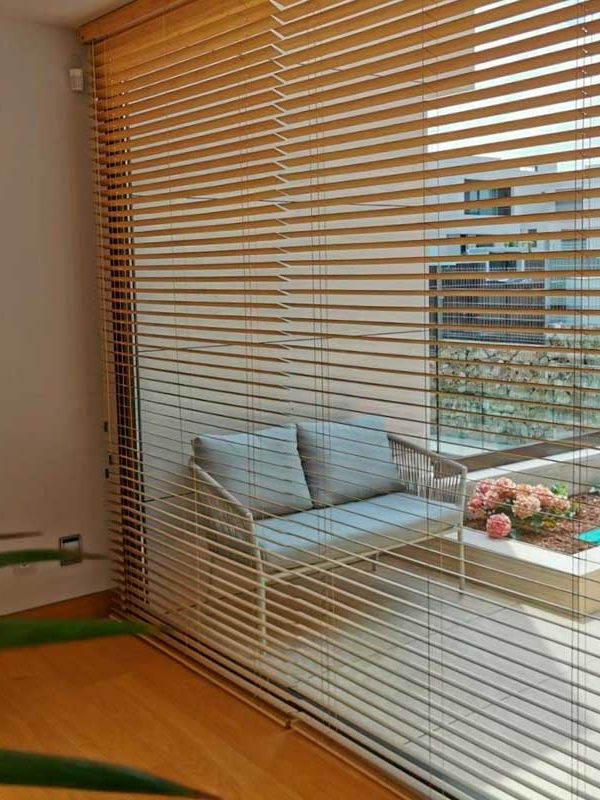 persianas-de-madera-mapple-con-piso-parquet